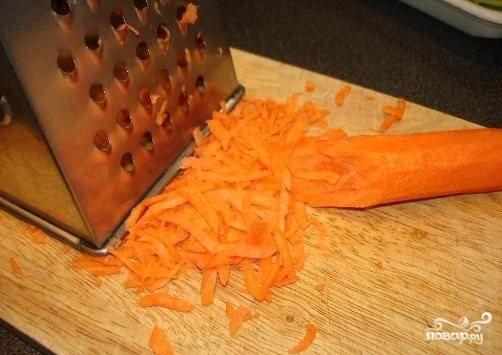 Очищенную и помытую морковь натрем на крупной терке.
