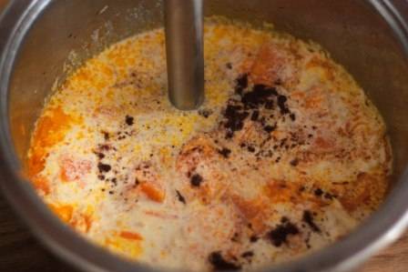 Снимите с огня, добавьте специи и измельчите суп блендером до однородной массы.