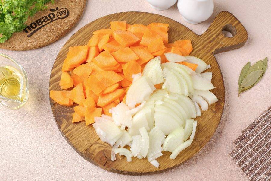 Лук и морковь нарежьте произвольно, но не слишком мелко.