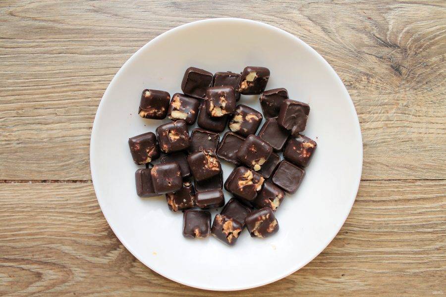 Наши конфеты "Грецкий орех в шоколаде" готовы. Извлеките их из ячеек и подавайте к столу.