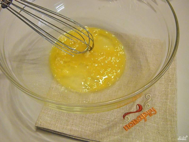 1. Итак, для начала нужно яйцо немного взбить вилкой со щепоткой соли. При желании также можно добавить щепотку сахара. 
