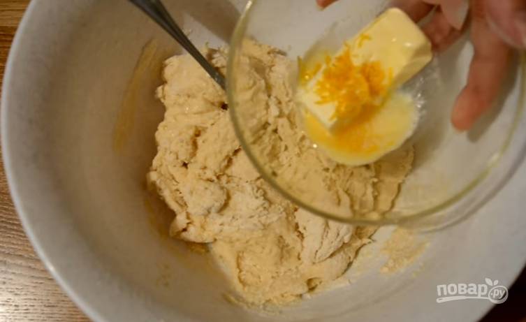 4. Получается вот такое мягкое тесто, добавьте в него размягченное сливочное масло с лимонной цедрой и вымесите липкое тесто (если нужно, то можно добавить 20 грамм муки). Оставьте тесто на 1,5-2 часа при комнатной температуре. 