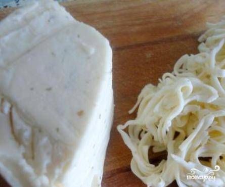 Плавленый сыр натираем на средней терке.