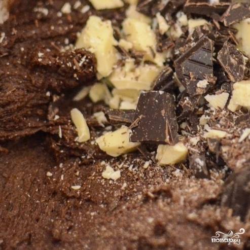 7. Измельченный шоколад добавьте в тесто, перемешайте.