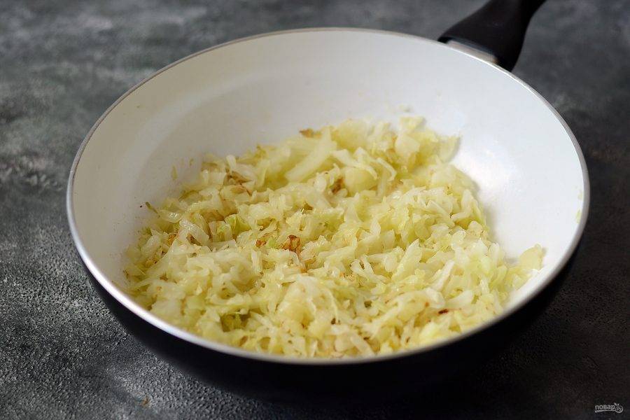 Обжарьте отдельно капусту в сковороде до мягкости и золотистого цвета.