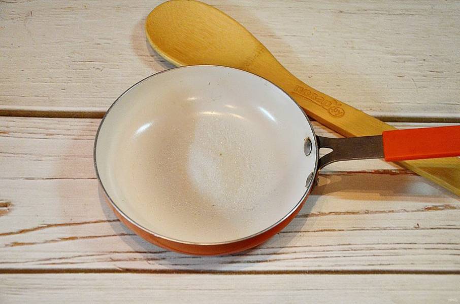 1. В сковороду выложите сахар, соль и поставьте на огонь. Нагрейте до коричневого цвета, пока сахар не станет плавиться.