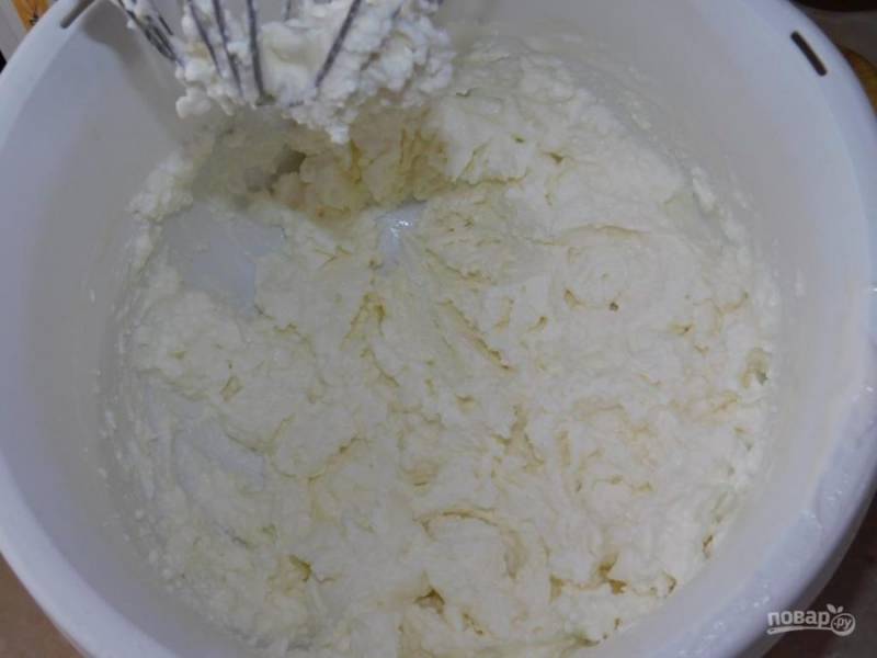 Для творожного крема взбейте творог, 100 гр сахарной пудры и 50 мл сливок.