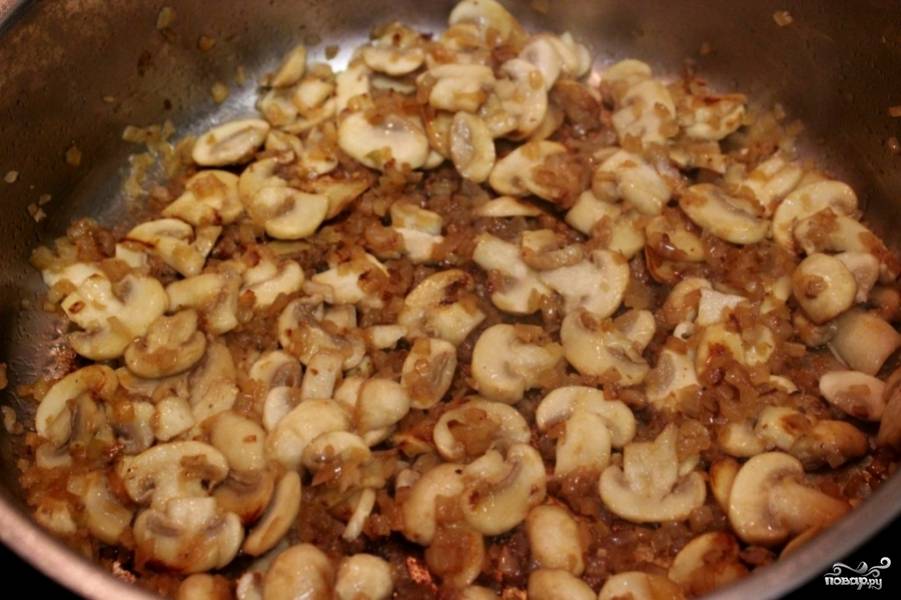 Мясо обжарить, снять со сковороды, а в оставшемся соке обжарить лук и грибы.