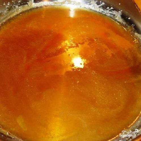 Оставшийся сахар карамелизуем на медленном огне до светло-коричневого оттенка.