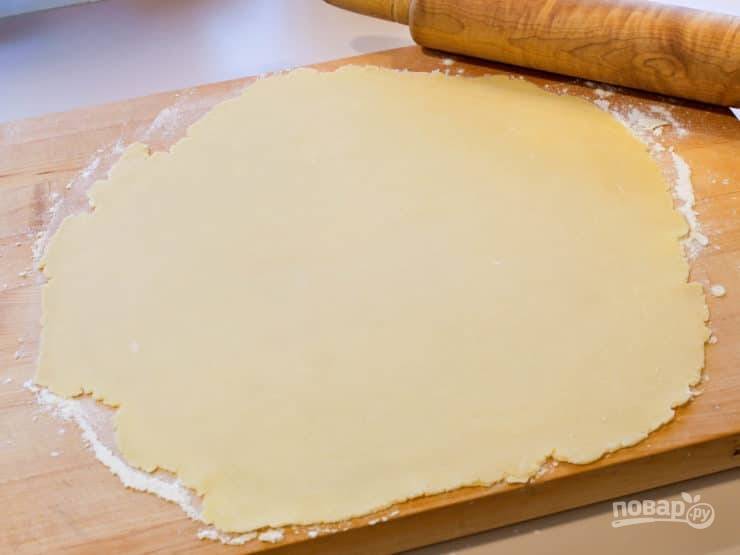 4. Потом раскатайте тесто в тонкий пласт.