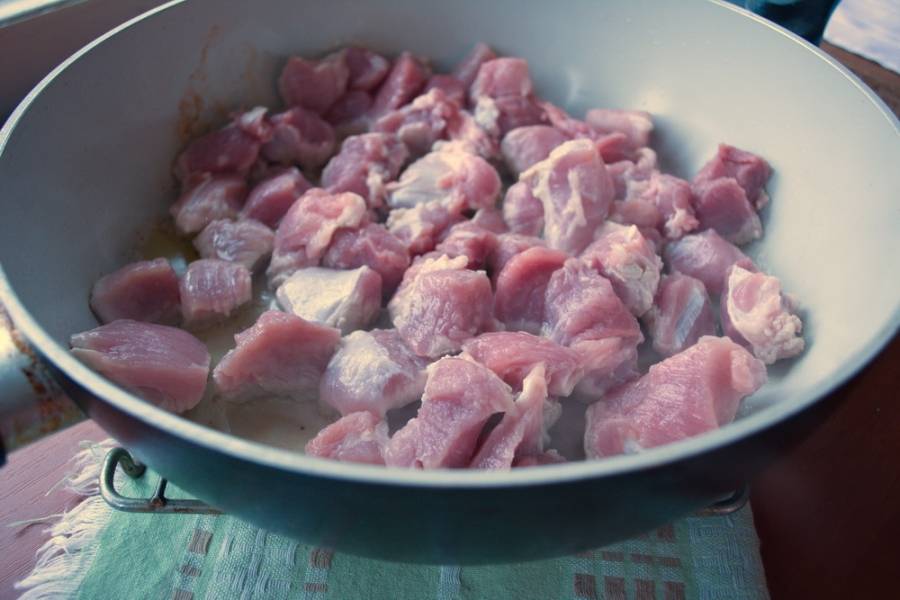 Гуляш из свинины с подливкой – рецепт с фото пошагово