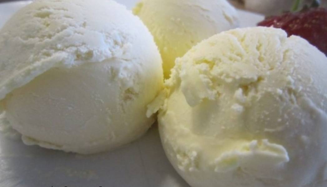 6. Выкладываем на блюдо кружочки мороженого или придаем мороженому любую другую форму.
