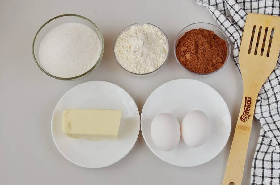 Подготовьте ингредиенты для пирога. Масло сливочное и яйца лучше достать из холодильника заранее, чтобы они были комнатной температуре.