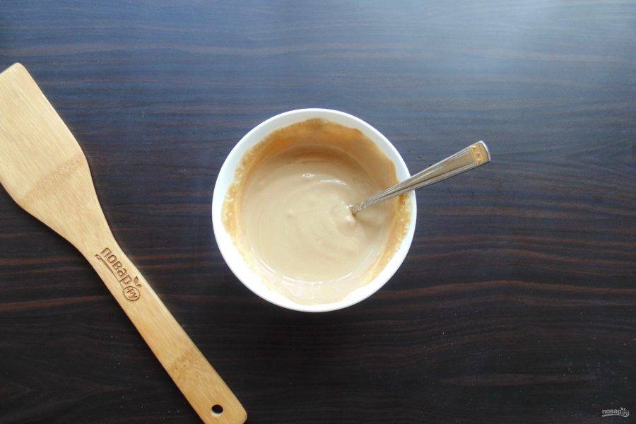 Кефир соедините с растворенным кофе и перемешайте.