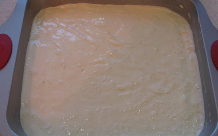 Форму для выпечки смазываем сливочным маслом. Переливаем туда тесто — и выпекаем бисквит в духовке 25-30 минут, температура 180 градусов.