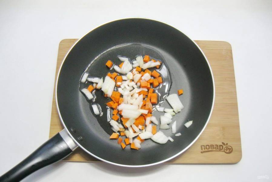Лук и морковь очистите, помойте и мелко нарежьте. Выложите в сковороду, налейте рафинированное подсолнечное масло.