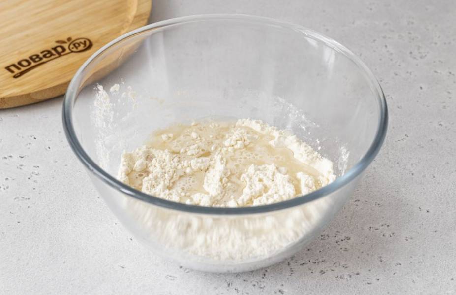 Смешайте муку с щепоткой соли. Постепенно начните вливать воду, одновременно замешивая тесто.