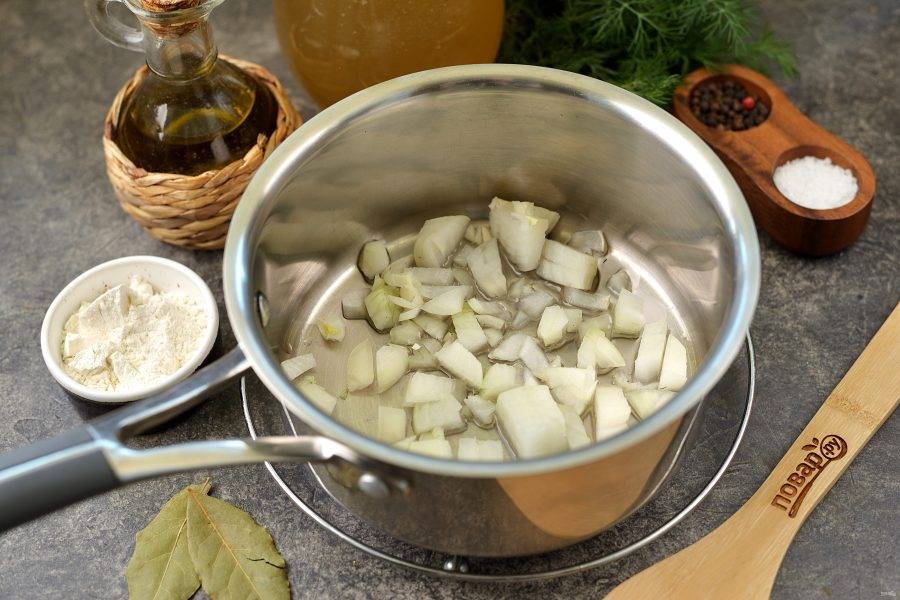 Разогрейте в сотейнике или кастрюле с толстым дном растительное масло, выложите в него нарезанный репчатый лук, обжарьте пару минут. 