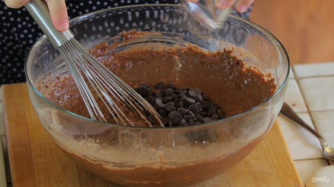 5. Далее добавьте поломанный шоколад, либо капельками. Ещё раз перемешайте массу.