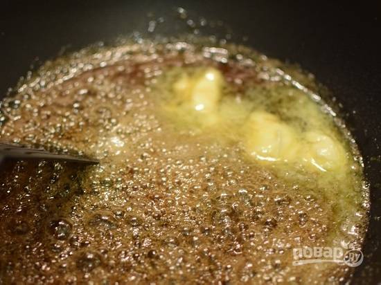 Когда сахар полностью растворится, добавляем сливочное масло, перемешиваем и варим карамель 2-3 минуты.