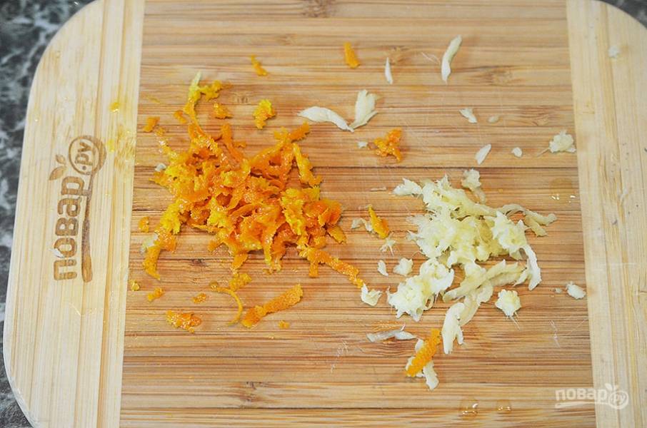 2. Натрите на терке цедру апельсина и имбирь. 