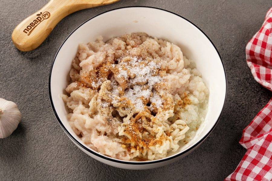 Добавьте соль по вкусу и любимые специи.