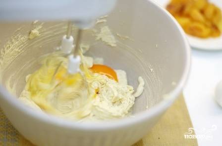 Мягкое сливочное масло взбиваем минут 4-5 с сахаром до получения пышной массы, затем добавляем по одному яйца и взбиваем до однородности.