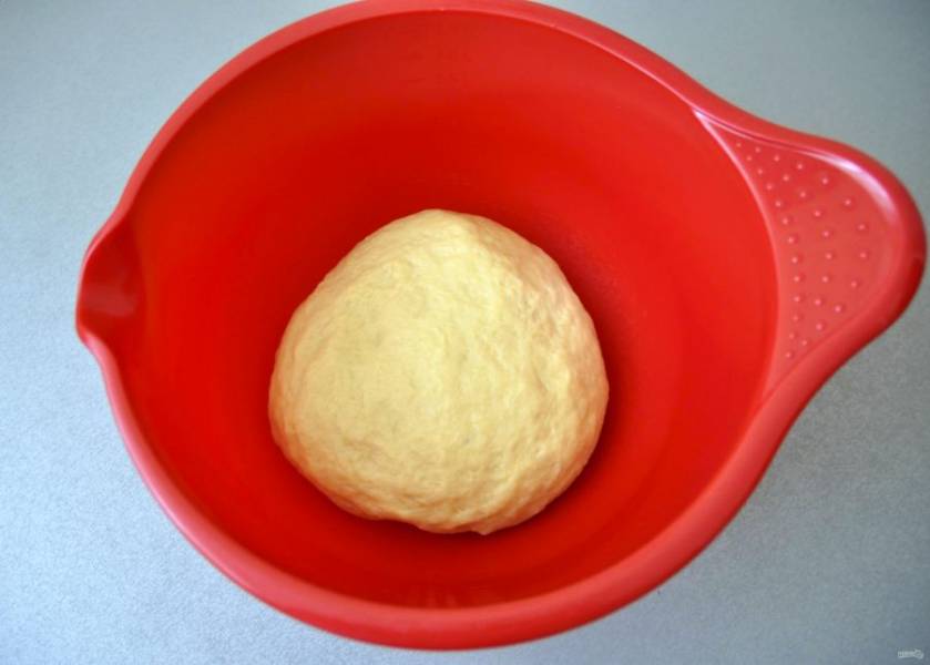 Дальнейший замес теста продолжайте на столе, вымешивать надо минут 7-10, тесто получается очень мягкое и эластичное. Вымешанное тесто выложите в чистую миску, накройте пленкой и поставьте в теплое место на расстойку, примерно на 1 час.
