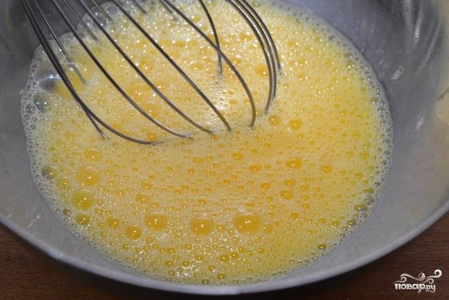 Нагрейте духовку до 200 градусов. Приготовьте тесто. Взбейте яйца, влейте молоко со сливками. Далее — горчицу, просейте муку, всыпьте мускатный орех, перец и соль. Натрите 2/3 сыра в тесто. Всё хорошо перемешайте.