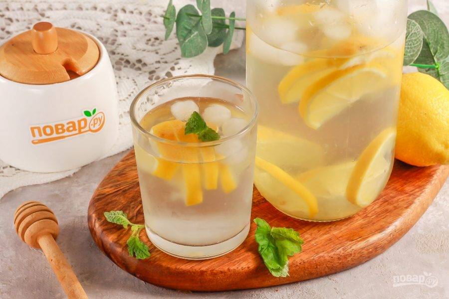 Разлейте холодный лимонад в стаканы или чашки и сразу же подайте к столу.