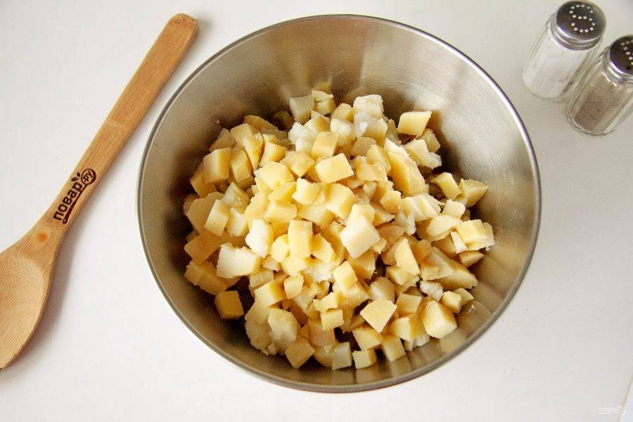 Картофель остудите и нарежьте небольшими кубиками.