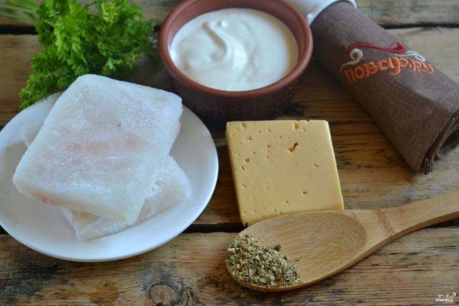 Подготовьте все необходимые ингредиенты. Филе пангасиуса можете использовать без предварительного размораживания. В процессе приготовления оно хорошо пропечется и пропитается соусом.