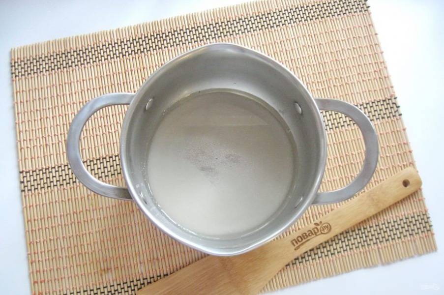 Налейте воду. Поставьте кастрюлю на плиту и доведите сироп до кипения. Сахар должен полностью раствориться.