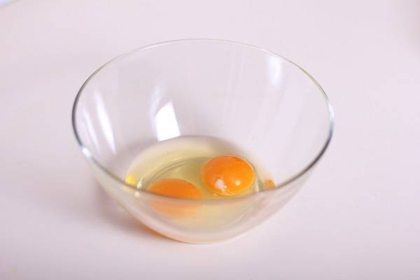 5. Яйца взбить со щепоткой соли и перца. При желании можно добавить молока или сметаны. 