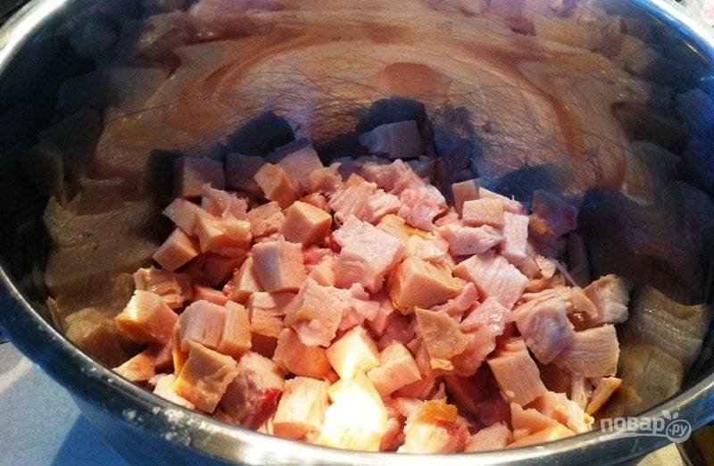 Филе курицы нарежьте небольшими кубиками.