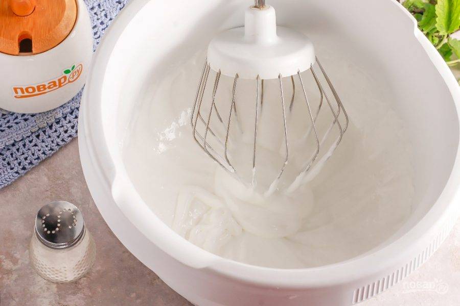 Куриные белки взбейте в чаше кухонного комбайна или миксера с сахаром и щепоткой соли, чтобы получился крем. На это уйдет примерно 4-5 минут. Главное, не перевзбейте их, чтобы они не расслоились.