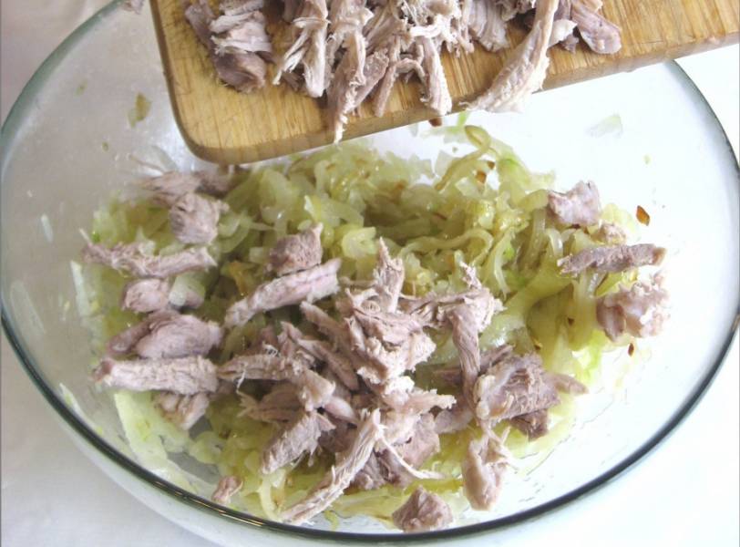3. Дальше уже готовое мясо остудим, нарежем полосочками и добавим в салат. Перемешаем. 