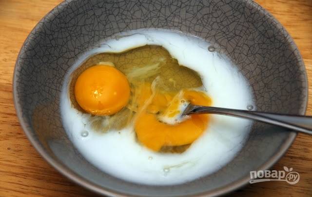 2. В глубокой мисочке взбейте яйца с молоком. 