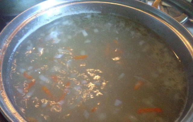 Для начала делаем суп: в кипящую вод добавляем нарезанный картофель, морковь и лук. Солим и варим минут 10.