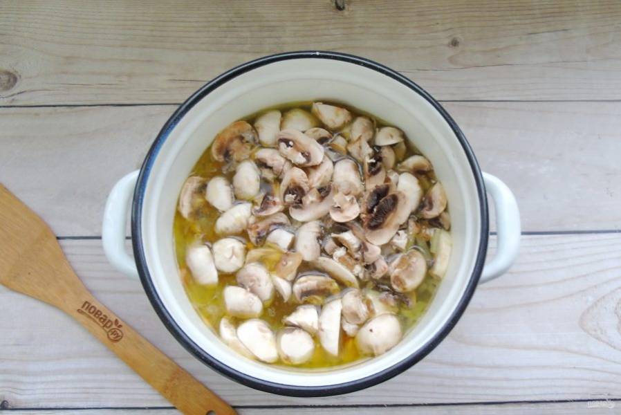 Через 15 минут выложите в суп нарезанные шампиньоны. Суп посолите по вкусу и варите еще 10 минут. 