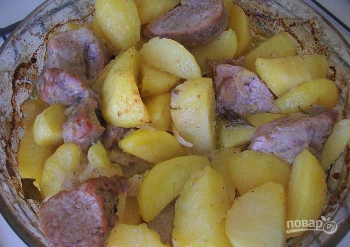 Запекаем блюдо в духовке около 50 минут при температуре 190 градусов. Подавайте картошку со свининой горячей, присыпав зеленью или дополнив свежими овощами.