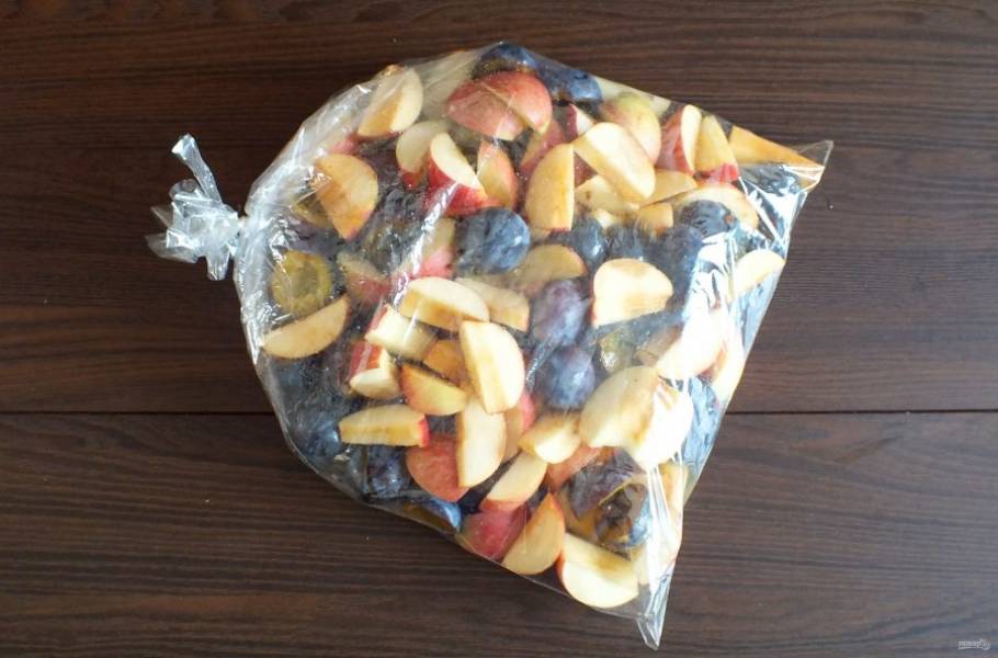 Подготовленные фрукты переложите в пакет для запекания. Если у вас большее слив и яблок, разделите их на несколько пакетов. Поставьте запекаться в разогретую до 200 градусов духовку на 20-25 минут.