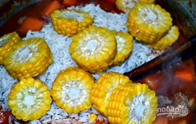 В самом конце добавим в рагу рис и кукурузу, нарезанную на небольшие кусочки.