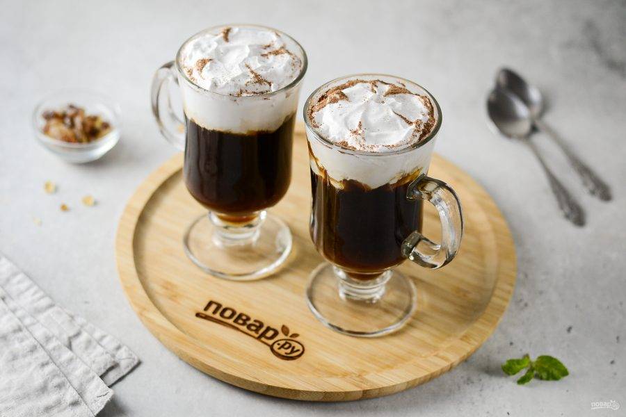 Украсьте кофе взбитыми сливками и подавайте напиток к столу.