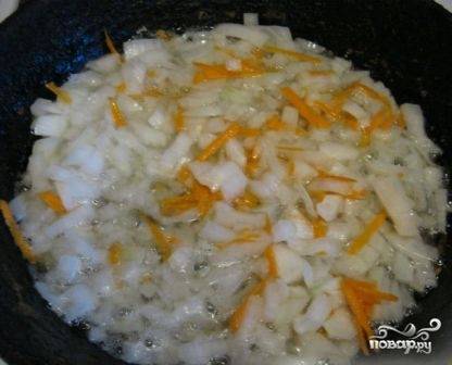 Лук и морковь можно добавить к обжаренному мясу, а можно не терять времени и параллельно с мясом обжарить на сковороде.