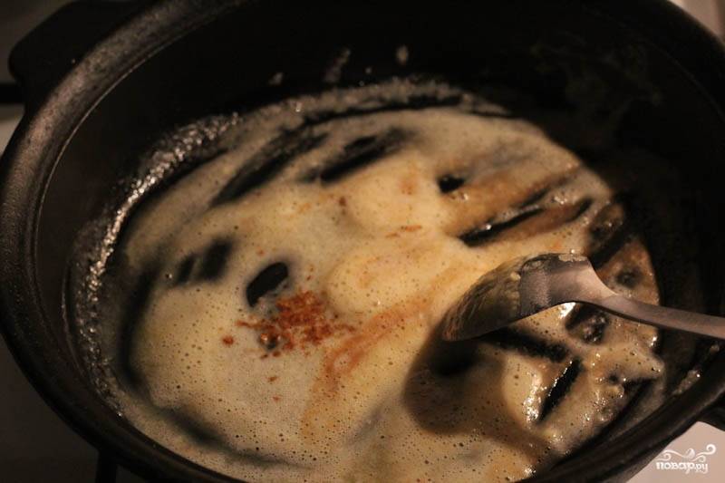 Готовим сметанный соус: обжарьте ложку муки на сливочном масле. 