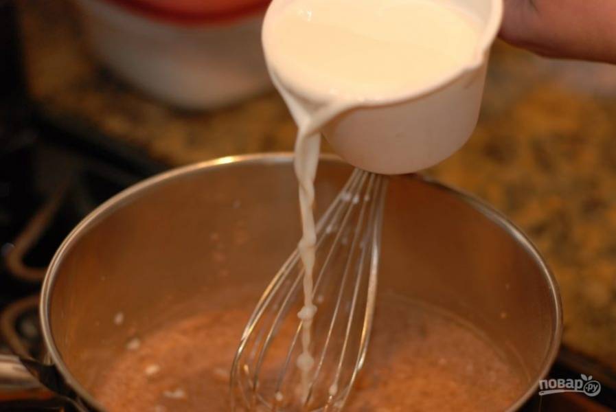 2. Добавьте в сухую смесь молоко, постоянно помешивая.