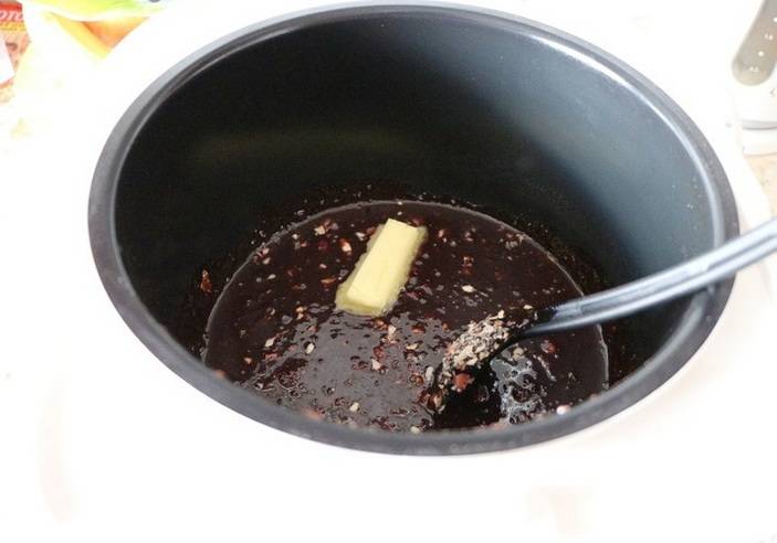 5. В сливовую массу добавьте какао порошок и сливочное масло. Варите, постоянно помешивая, чтобы не было комков.
