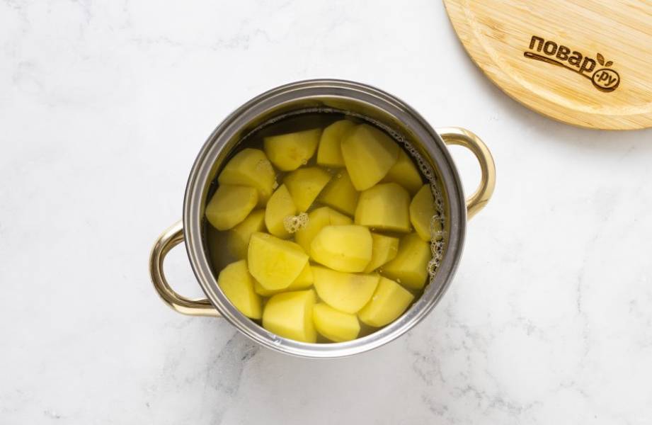 Картофель помойте, очистите от кожуры. Нарежьте ломтиками среднего размера и отварите до готовности.