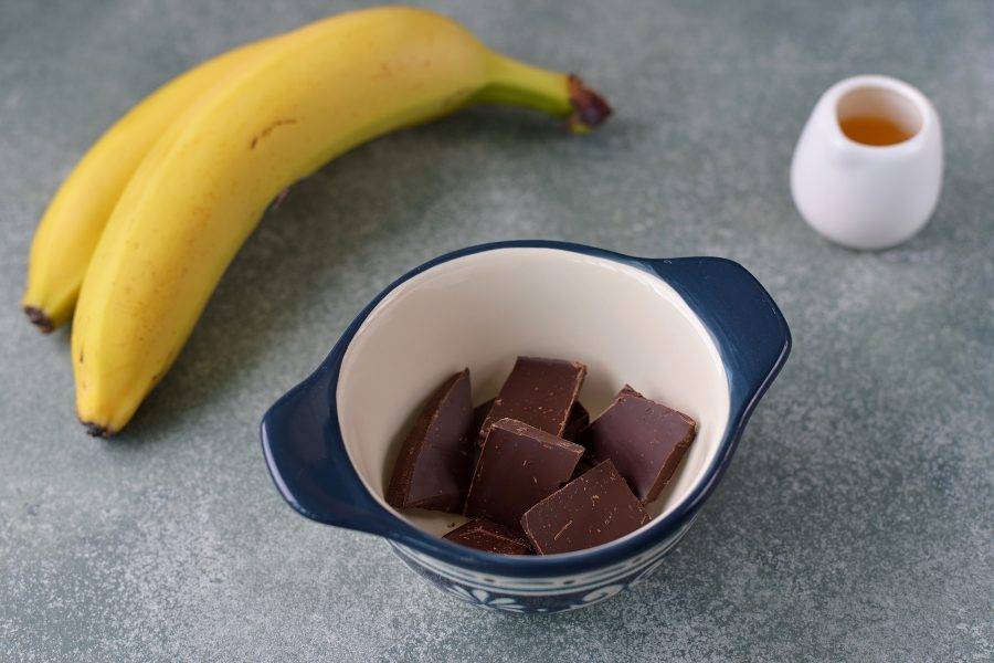 Шоколад поломайте, выложите в небольшую пиалочку.
